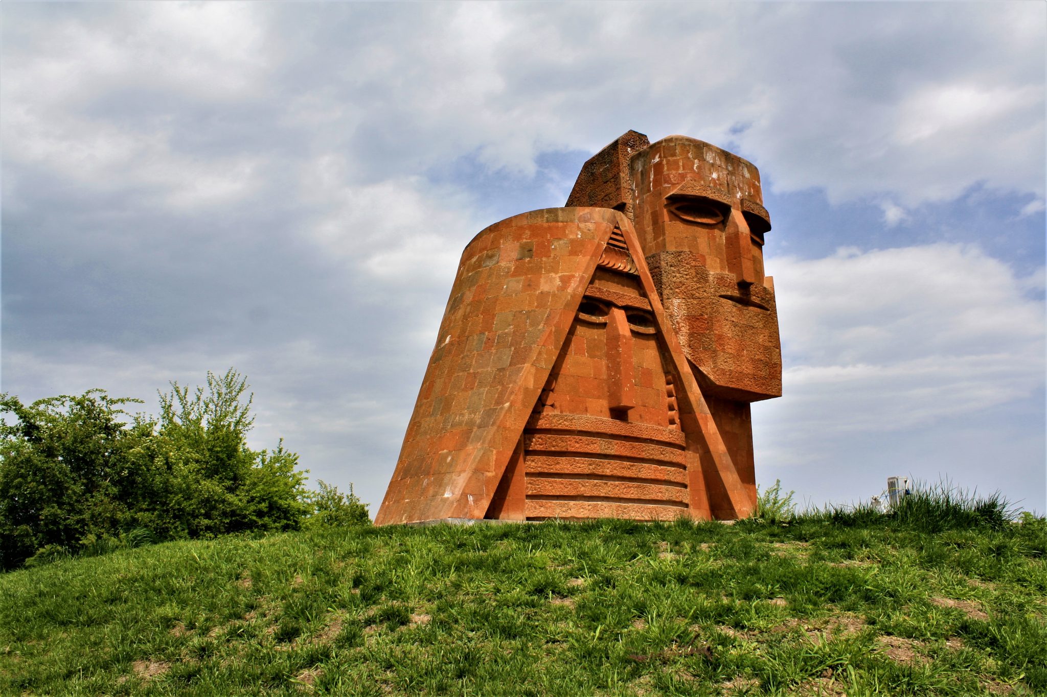 Арцах ара. Татик и папик в Карабахе. Нагорный Карабах папик Татик. Монумент “мы и наши горы” Арцаха. Папик Татик памятник Степанакерт.