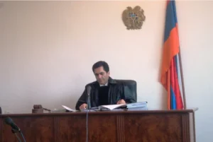 2013-ին զինվորի մահը քննող դատավորը դուրս հրավիրեց տուժողի իրավահաջորդի ներկայացուցչին |epress.am|