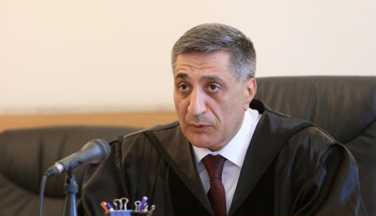 Դատավոր Արմեն Դանիելյանն առանց որևէ իրավական վերլուծության կամ փաստարկի ներկայացման, գտել է, որ Առաջին ատյանի դատարանի հետևություններն իբր իրավաչափ են. Սամվել Կարապետյանի պաշտպանության խորհուրդ