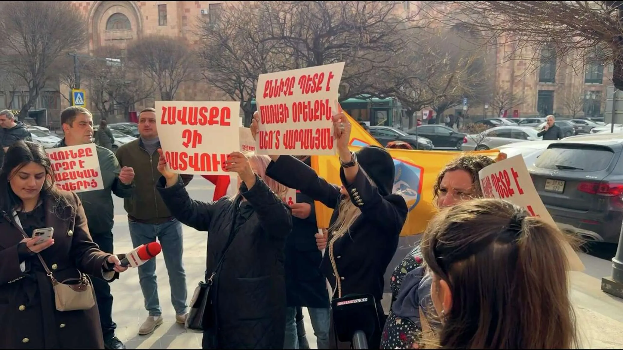 «Ձեռքերդ հեռու եկեղեցուց». բողոքի ակցիա դատախազության և կառավարության մոտ | arm.sputniknews.ru