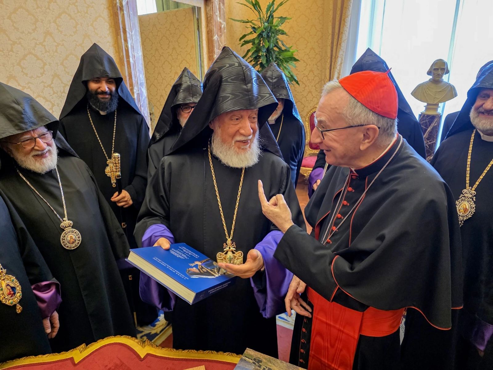 Արամ Ա-ն Վատիկանի պետքարտուղարի հետ քննարկել է արցախցիների վերադարձի ու գերիների ազատ արձակման մասին