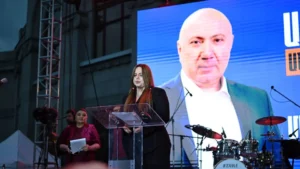 Մեր երկիրը զնդանն է նետված, բանալին հանձնված է Ադրբեջանին․ Ադրանիկ Թևանյանի ուղերձը ընթերցեց նրա կինը