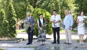 Այսօր մեծանուն կոմպոզիտոր Արամ Խաչատրյանի ծննդյան օրն է. ԿԳՄՍ նախարարը ծաղիկներ է խոնարհել նրա շիրիմին
