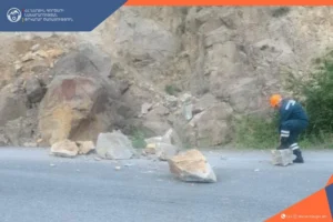Քարաթափում դեպի Ջերմուկ տանող ճանապարհին
