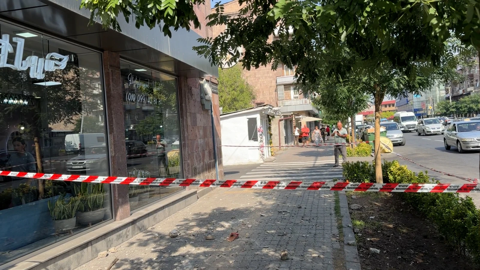 Բագրատունյաց 10 հասցեում 5–րդ հարկի պատշգամբը փլուզվել և հայտնվել է 4-րդ հարկում․ կա 2 վիրավոր | news.am