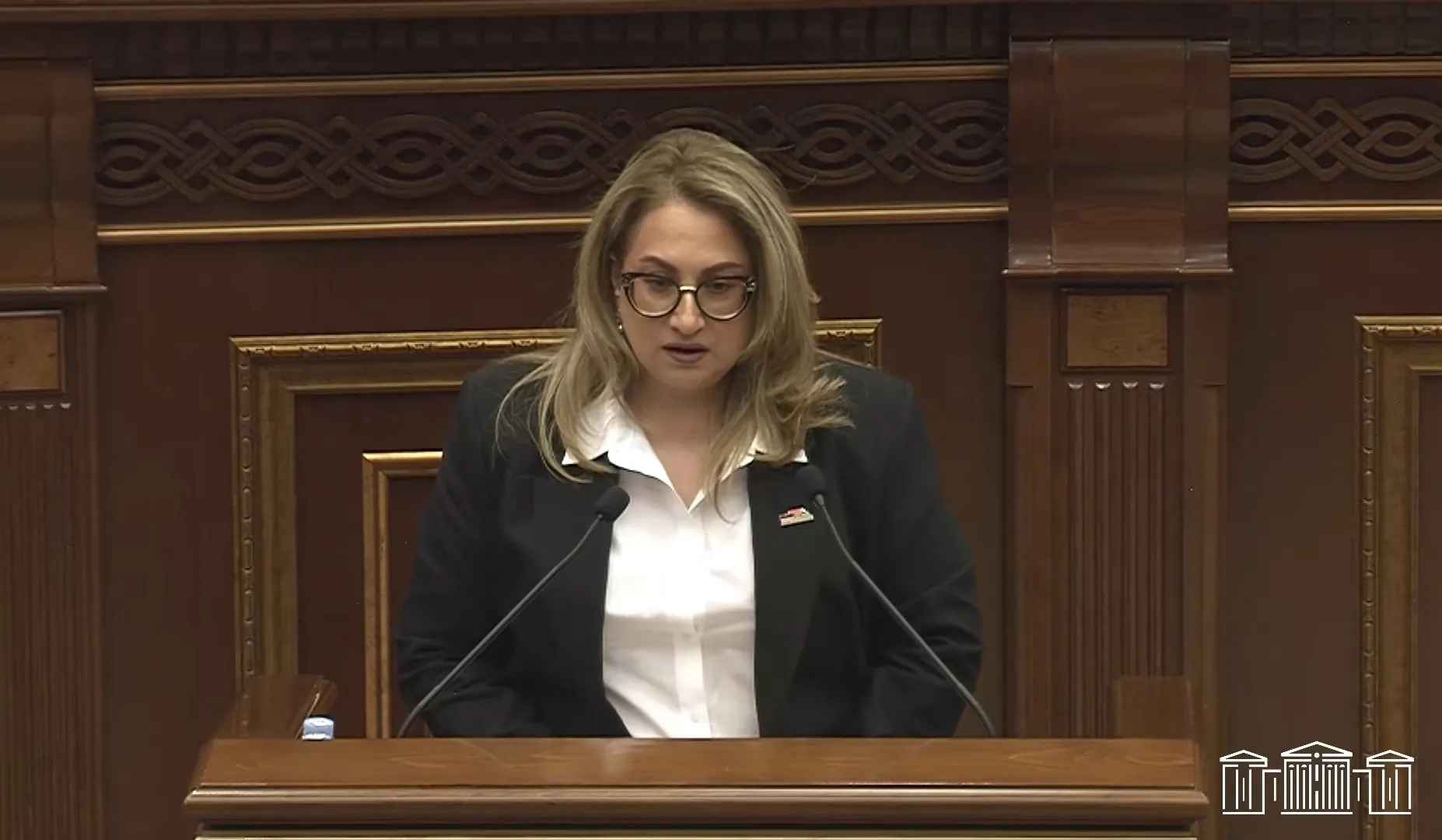 «Ուժեղ Հայաստան» խմբակցության պատգամավոր Հասմիկ Ենգոյանն ընդունեց իր պատգամավորական երդումը | 1lurer.am