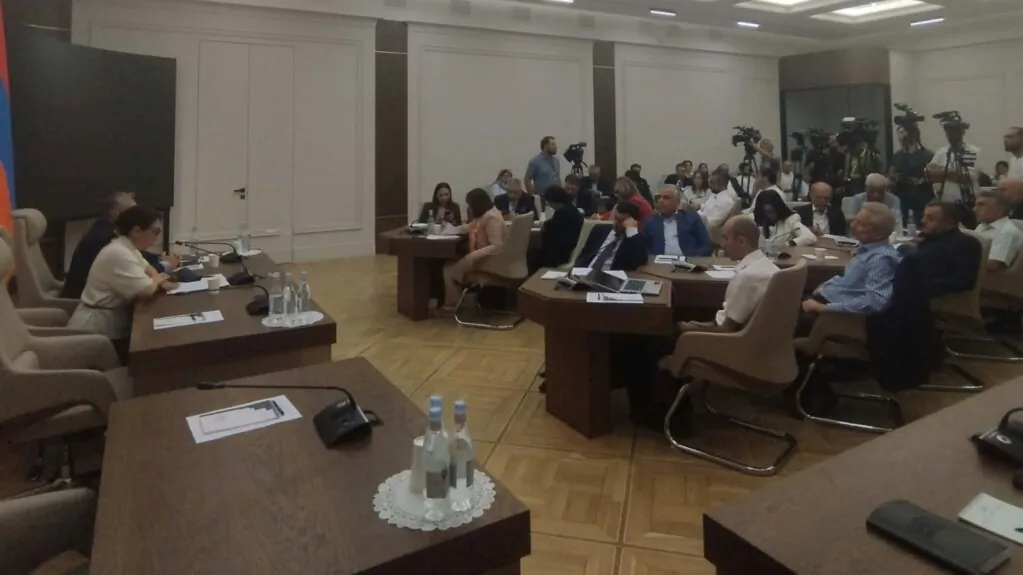 Արցախցիների սոցիալ-տնտեսական, իրավական խնդիրների վերաբերյալ քննարկում ԱԺ-ում | azatutyun.am
