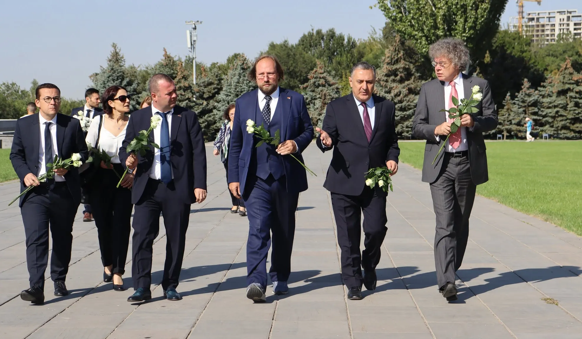 Գերմանիայի Բունդեսթագի ԵՄ հարցերով հանձնաժողովի նախագահն այցելել է Հայոց ցեղասպանության հուշահամալիր | 1lurer.am