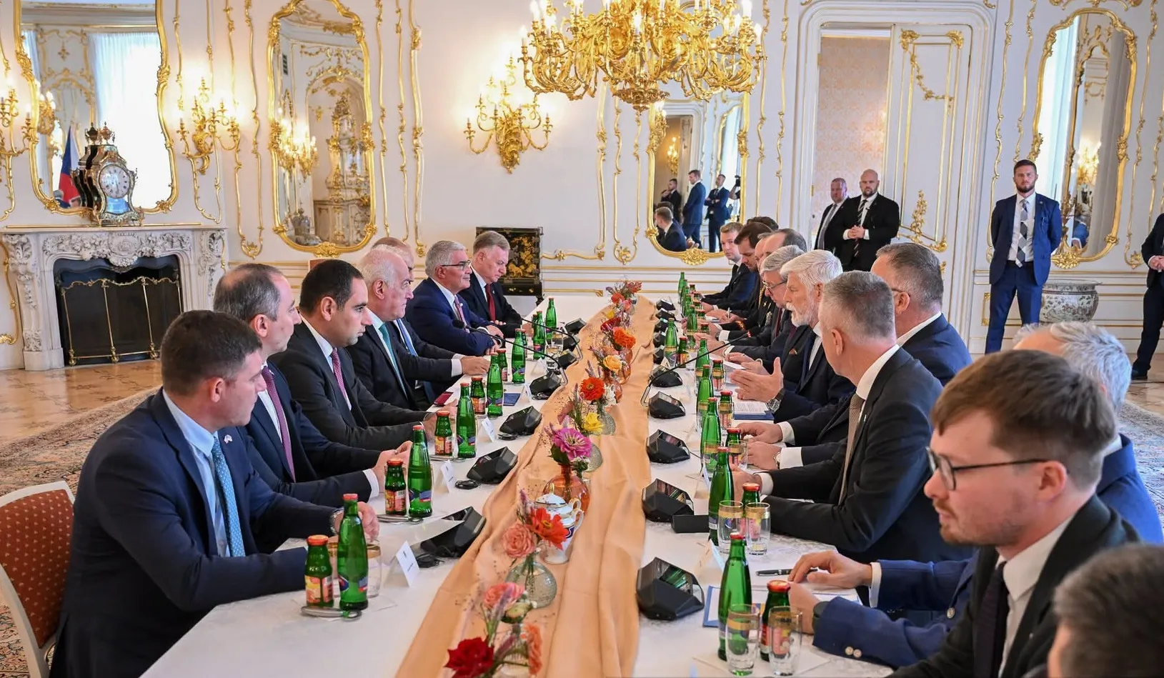 Չեխիայում ՀՀ նախագահի դիմավորման արարողությանը հաջորդել է ընդլայնված կազմով հանդիպում. մասնակցել է նաև ՏԿԵ նախարարը | 1lurer.am