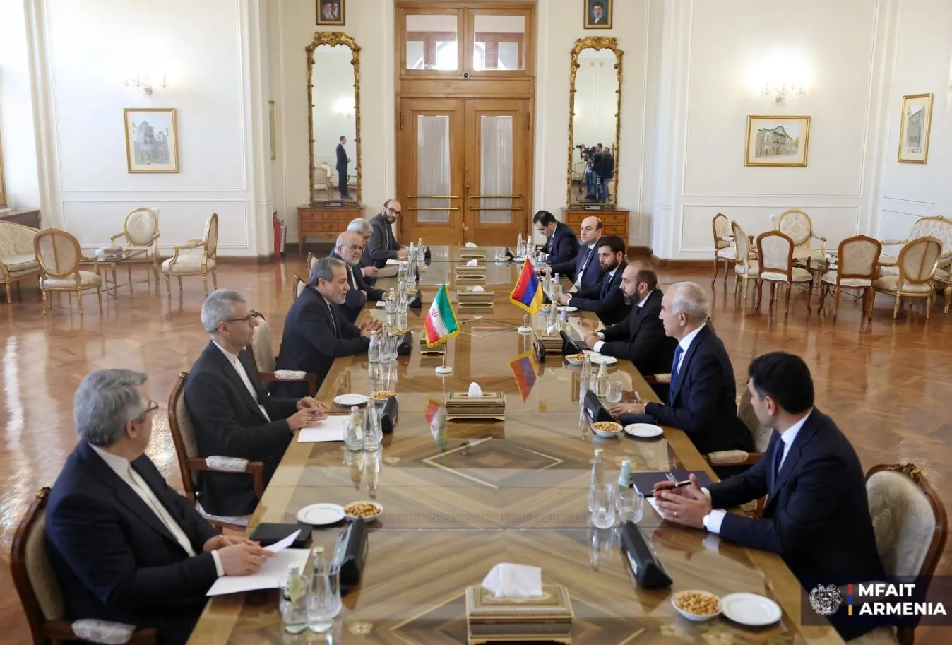 Թեհրանում ընթանում է Միրզոյան–Արաղչի հանդիպումը՝ ընդլայնված կազմով | factor.am
