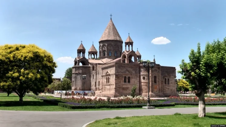 Կաթողիկոսը Արշակ արքեպիսկոպոսին վերագրվող տեսանյութերի հետ կապված հարցի ուսումնասիրության համար հանձնախումբ է ստեղծել | azatutyun.am