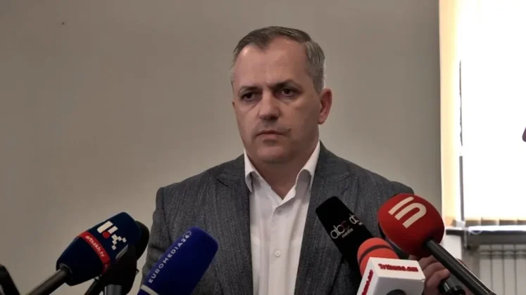 Շահրամանյանը պնդում է՝ իրեն զրպարտել են 9-րդ դասարանի պատմության դասագրքում | azatutyun.am