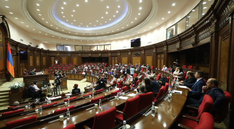 44-օրյա պատերազմի հանգամանքներն ուսումնասիրող քննիչ հանձնաժողովի զեկույցին «հազարավոր քրգործեր են հետևելու» |azatutyun.am|