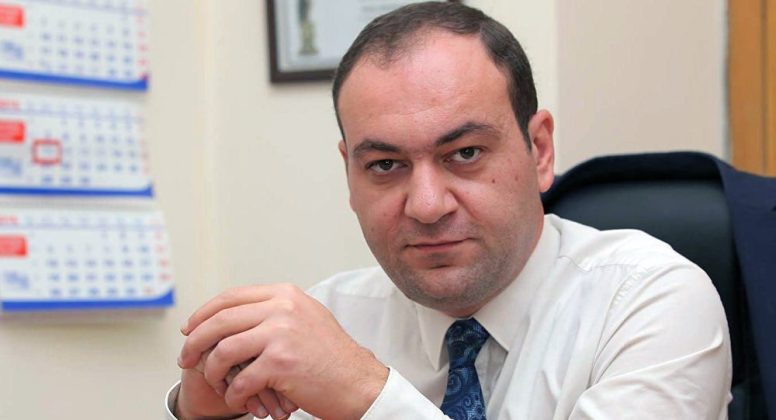 Փաստաբան Արսեն Բաբայանը ազատ է արձակվել, սակայն նրա երկու ընկերները կասկածվում են ապօրինի զենք կրելու համար