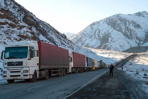 Լարսը փակ է կցորդիչով բեռնատարների համար