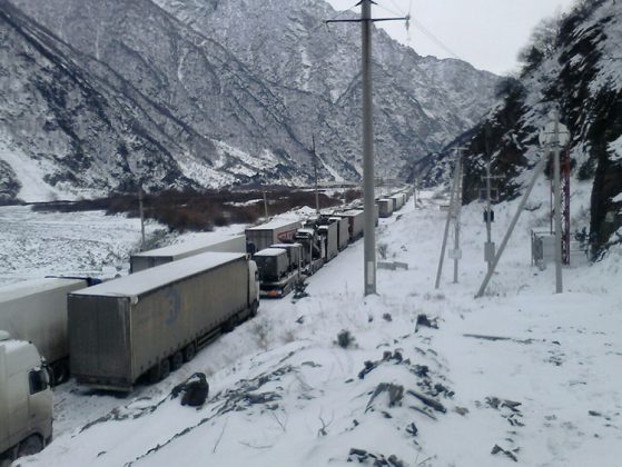 800 հայկական բեռնատար է կուտակվել Վերին Լարսում. ՀՀ դեսպանության մաքսային կցորդ |factor.am|