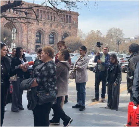 Բողոքի ակցիա կառավարության մետ. մի խումբ արցախցիներ հանդիպում են պահանջում փոխվարչապետի հետ |news.am|