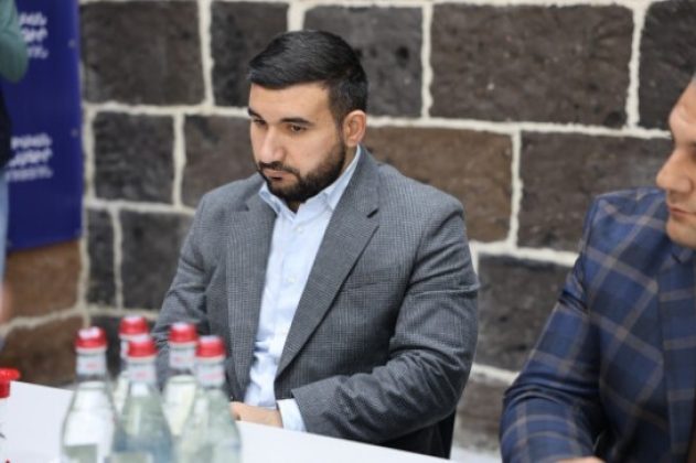 «Ցուցակ չէ»․ Վահագն Ալեքսանյանը պարզաբանել է, թե ինչ թերթիկներ են ՔՊ վստահված անձանց ձեռքին