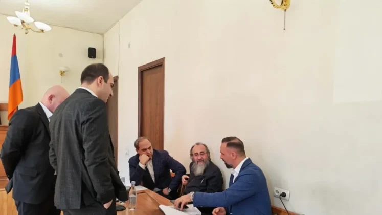 Դատարանը թույլատրեց Միքայել արքեպիսկոպոսին ներկա գտնվել պատարագներին, սակայն մերժեց տնային կալանքը վերացնելու միջնորդությունը | azatutyun.am