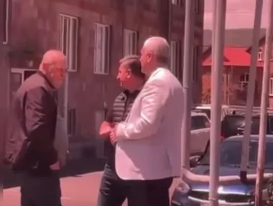 Գնել Սանոսյանը տևական ժամանակ գտնվում է ընտրատեղամասի տարածքում և ուղղորդում է ընտրողներին. Իվետա Տոնոյան