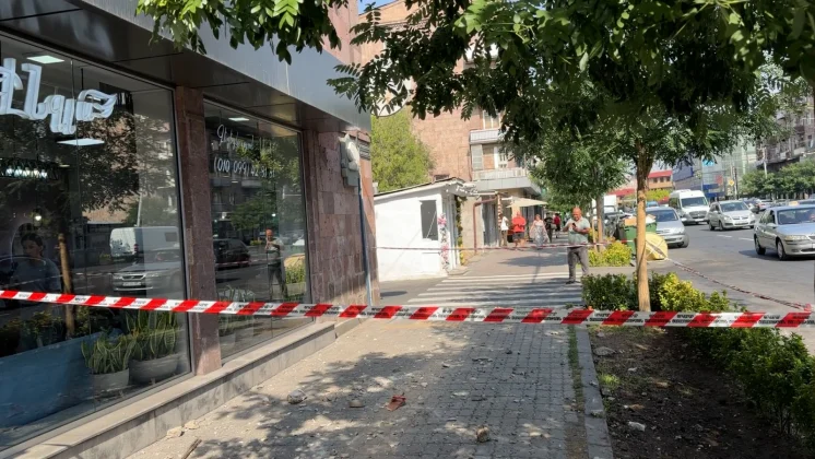 Բագրատունյաց 10 հասցեում 5–րդ հարկի պատշգամբը փլուզվել և հայտնվել է 4-րդ հարկում․ կա 2 վիրավոր | news.am