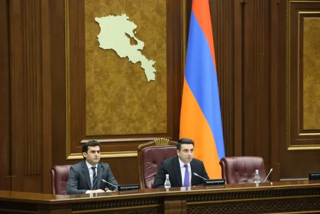 ԱԺ պատգամավորները բուռն ծափողջույններով ճանապարհեցին Ալեն Սիմոնյանին և Հակոբ Արշակյանին | 1lurer.am