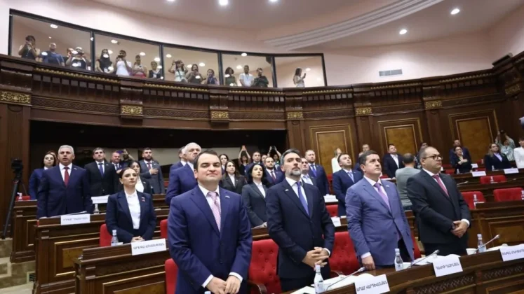 «Ուժեղ Հայաստան»-ը լքեց ԱԺ նիստերի դահլիճը և մեկնում է Էջմիածին | azatutyun.am