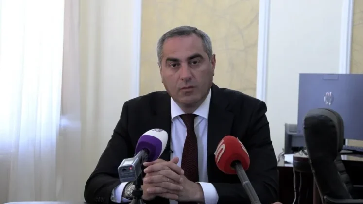 «Քննարկումներ են եղել և՛ Վարդան Ղուկասյանի, և՛ Նարեկ Կարապետյանի հետ». Գյումրիի փոխքաղաքապետը՝ մանդատից հրաժարվելու մասին | azatutyun.am