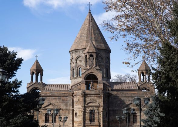 Դատախազությունը պահանջում է Մայր Աթոռին նվիրած տարածքները վերադարձնել ՊՆ-ին |hetq.am