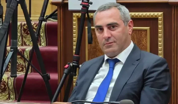 Գյումրիի քաղաքապետի պարտականությունները կատարող Ավետիս Առաքելյանը հրաժարվել է պատգամավորական մանդատից | armenpress.am