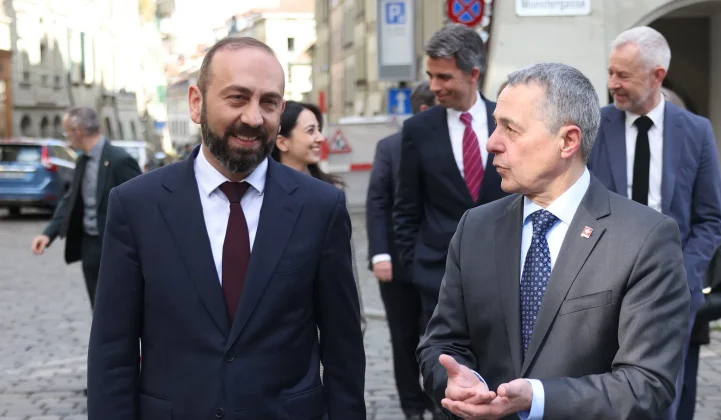 Արարատ Միրզոյանը և Իգնասիո Կասիսը կարճ զբոսնել են Բեռնի պատմական հատվածում