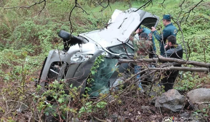 Փրկարարները և պարեկները ձորը գլորված մեքենայի վարորդին դուրս են բերել արգելափակումից