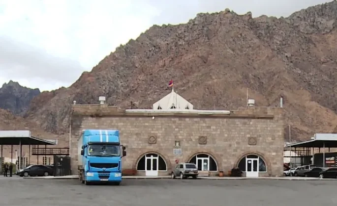 Մաքսայինի պետն ու տեղակալը «օգնել են» վարորդին շրջանցել ռենտգենը և 11,3 մլն դրամի բեռը թաքցրել պետությունից
