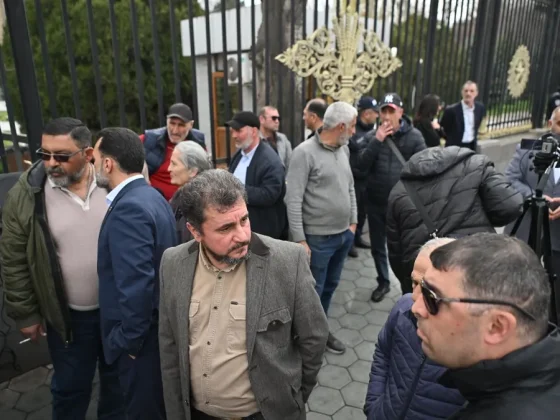 Անհետ կորածների ծնողները ԱԺ-ի դիմաց ցույց են անում | aravot.am
