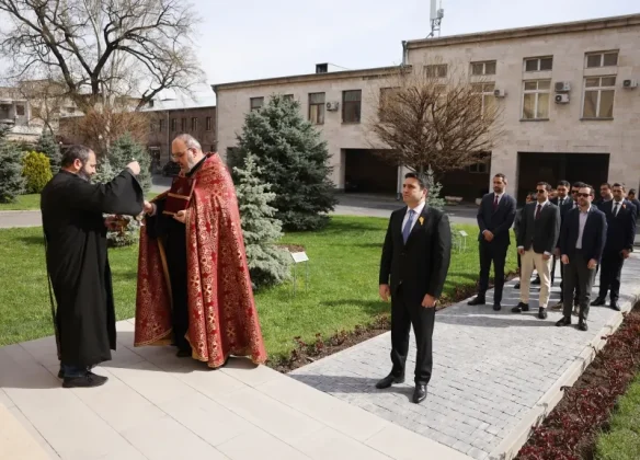 ԱԺ այգում տեղի է ունեցել Կոզեռնի հանգստարանի ննջեցյալների եւ հոկտեմբերի 27-ի ոճրագործության զոհերի հիշատակին նվիրված հոգեհանգստյան կարգ