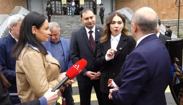 «Առանց դատական վերահսկողության, պետությունը մարդկանց գրպանները դատարկում է»․ Էդմոն Մարուքյանի և Սրբուհի Գալյանի բանավեճը ԴԱՀԿ շենքի մոտ | aravot.am