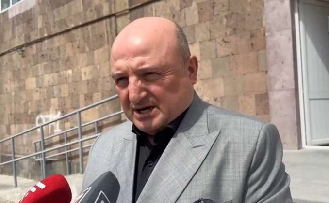Ղուկասյանը գյումրեցիներին պայքարելու կոչ է անում. Գյումրիում իրավիճակը ժամանակ առ ժամանակ լարվում է քաղաքապետարանի բակում