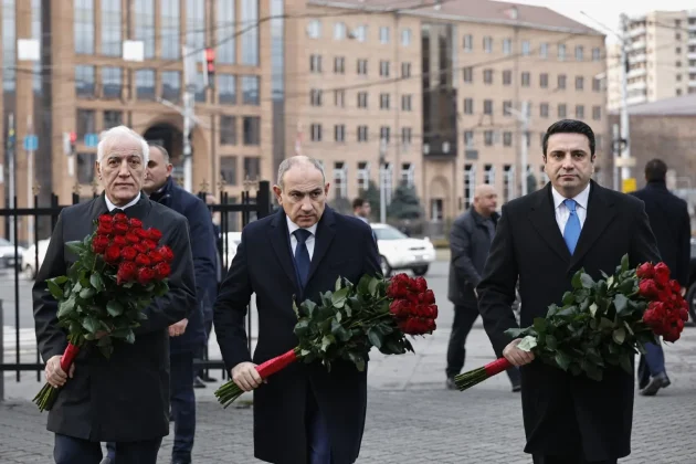 Փաշինյանը հարգանքի տուրք է մատուցել Մարտի 1-ի զոհերի հիշատակին
